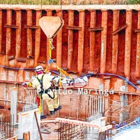 Fotos de Trabalhador da construção civil é intubado após cair em buraco de fundação de prédio, em Maringá