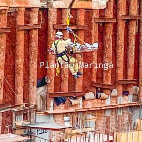 Fotos de Trabalhador da construção civil é intubado após cair em buraco de fundação de prédio, em Maringá