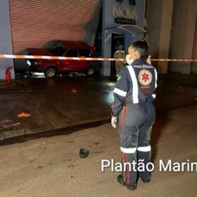 Fotos de Câmeras de segurança mostram veículo capotando e invadindo empresa, em Maringá