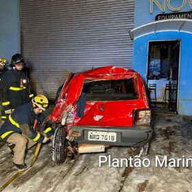 Fotos de Câmeras de segurança mostram veículo capotando e invadindo empresa, em Maringá
