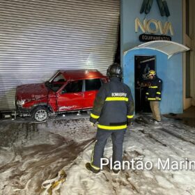 Fotos de Câmeras de segurança mostram veículo capotando e invadindo empresa, em Maringá
