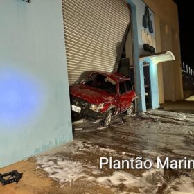 Fotos de Câmeras de segurança mostram veículo capotando e invadindo empresa, em Maringá