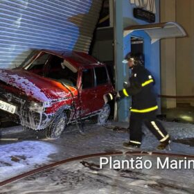 Fotos de Câmeras de segurança mostram veículo capotando e invadindo empresa, em Maringá