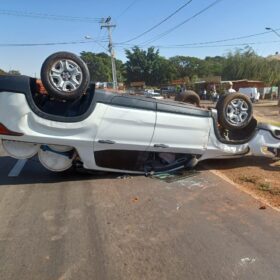Fotos de Carro capota na rodovia BR-376, em Maringá