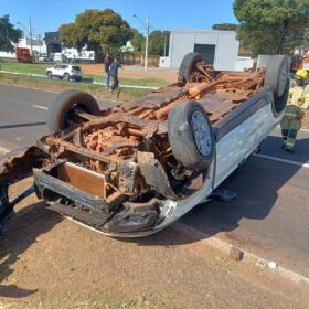 Fotos de Carro capota na rodovia BR-376, em Maringá