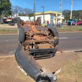 Carro capota na rodovia BR-376, em Maringá Foto 1 Fotos de Carro capota na rodovia BR-376, em Maringá