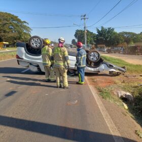 Fotos de Carro capota na rodovia BR-376, em Maringá