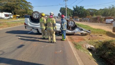 Fotos de Carro capota na rodovia BR-376, em Maringá