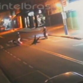 Dupla cai ao tentar empinar motocicleta em avenida Maringá; vídeo Foto 1 Fotos de Dupla cai ao tentar empinar motocicleta em avenida Maringá; vídeo