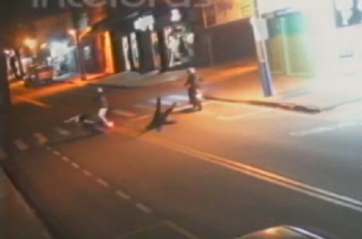 Fotos de Dupla cai ao tentar empinar motocicleta em avenida Maringá; vídeo