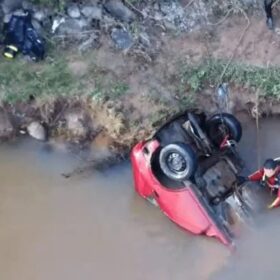 Fotos de Família desaparecida é encontrada morta dentro carro submerso em rio  