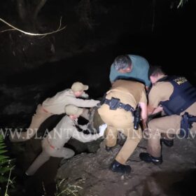 Fotos de Homem é morto e tem corpo jogado dentro de rio - A vítima estava enrolada em um saco plástico