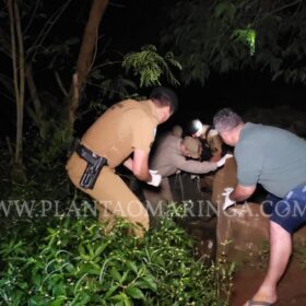 Fotos de Homem é morto e tem corpo jogado dentro de rio - A vítima estava enrolada em um saco plástico