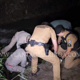 Fotos de Homem é morto e tem corpo jogado dentro de rio - A vítima estava enrolada em um saco plástico