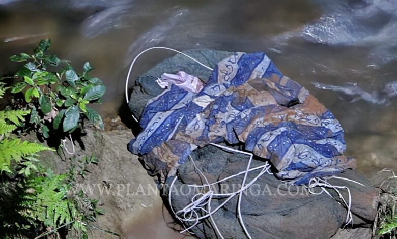 Fotos de Homem é morto e tem corpo jogado dentro de rio - A vítima estava enrolada em um saco plástico
