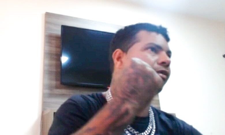 Homem que matou ex-mulher com 20 facadas e esfaqueou o filho de 2 anos presta depoimento Foto 1 Fotos de Homem que matou ex-mulher com 20 facadas e esfaqueou o filho de 2 anos presta depoimento