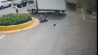 Fotos de Imagens mostram pai tentando salvar filha que era arrastada por carreta em Mandaguari