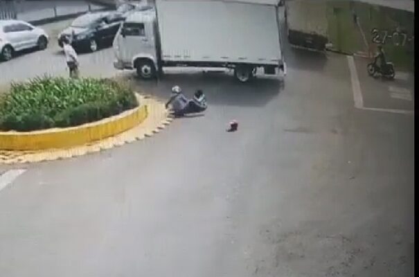 Imagens mostram pai tentando salvar filha que era arrastada por carreta em Mandaguari Foto 1 Fotos de Imagens mostram pai tentando salvar filha que era arrastada por carreta em Mandaguari