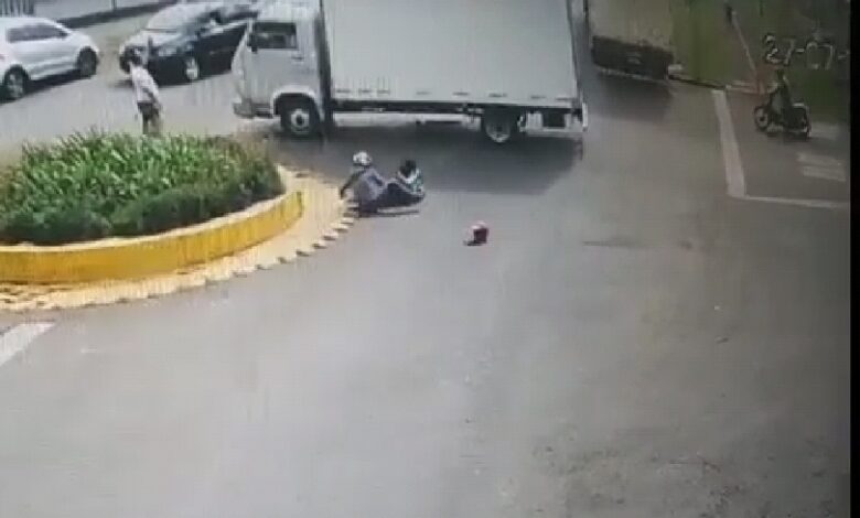 Fotos de Imagens mostram pai tentando salvar filha que era arrastada por carreta em Mandaguari