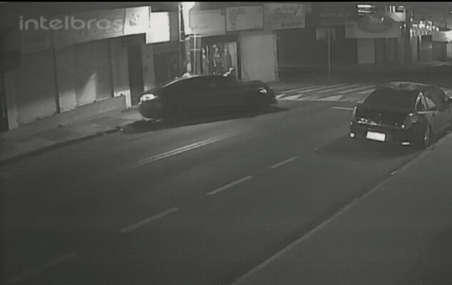 Fotos de Câmera flagra motorista invadindo pista contrária e batendo em poste em Maringá 