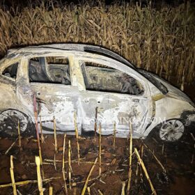 Fotos de Ladrões furtam carro no Jardim Universal, em Sarandi e colocam fogo