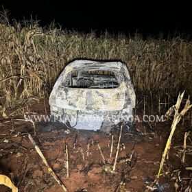 Fotos de Ladrões furtam carro no Jardim Universal, em Sarandi e colocam fogo