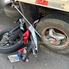 Fotos de Moto vai parar embaixo de caminhão após acidente em Maringá