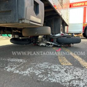 Fotos de Moto vai parar embaixo de caminhão após acidente em Maringá