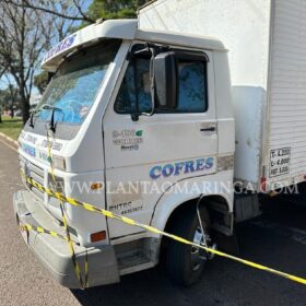 Fotos de Moto vai parar embaixo de caminhão após acidente em Maringá