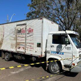 Fotos de Moto vai parar embaixo de caminhão após acidente em Maringá