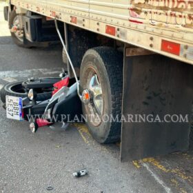 Fotos de Moto vai parar embaixo de caminhão após acidente em Maringá