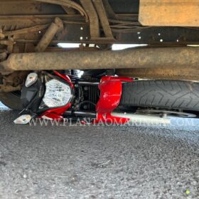 Fotos de Moto vai parar embaixo de caminhão após acidente em Maringá