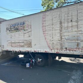 Fotos de Moto vai parar embaixo de caminhão após acidente em Maringá