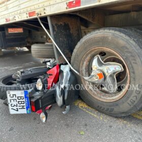 Fotos de Moto vai parar embaixo de caminhão após acidente em Maringá