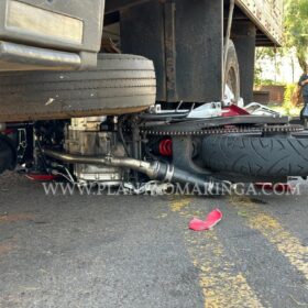 Fotos de Moto vai parar embaixo de caminhão após acidente em Maringá