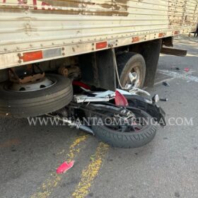 Fotos de Moto vai parar embaixo de caminhão após acidente em Maringá