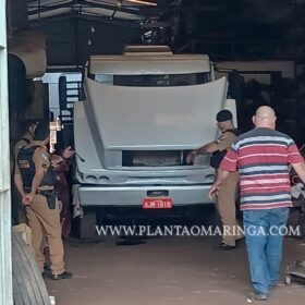 Fotos de Polícia recupera caminhão roubado no estado de São Paulo sendo desmanchado em Maringá 