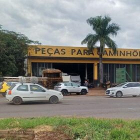 Fotos de Polícia recupera caminhão roubado no estado de São Paulo sendo desmanchado em Maringá 