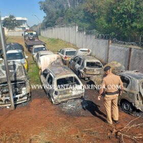 Fotos de Quatro viaturas da Polícia Militar ficam destruídas após incêndio em Maringá