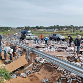 Fotos de Carga de bebidas cai de caminhão no Contorno Norte em Maringá