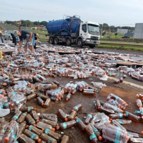 Fotos de Carga de bebidas cai de caminhão no Contorno Norte em Maringá