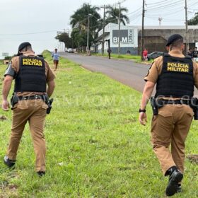 Fotos de Carga de bebidas cai de caminhão no Contorno Norte em Maringá