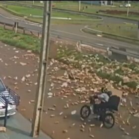 Fotos de Carga de bebidas cai de caminhão no Contorno Norte em Maringá