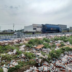 Fotos de Carga de bebidas cai de caminhão no Contorno Norte em Maringá