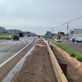 Carga de bebidas cai de caminhão no Contorno Norte em Maringá Foto 1 Fotos de Carga de bebidas cai de caminhão no Contorno Norte em Maringá