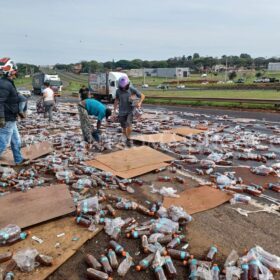 Fotos de Carga de bebidas cai de caminhão no Contorno Norte em Maringá