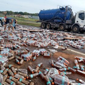 Fotos de Carga de bebidas cai de caminhão no Contorno Norte em Maringá