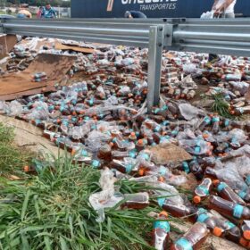 Fotos de Carga de bebidas cai de caminhão no Contorno Norte em Maringá