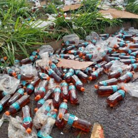 Fotos de Carga de bebidas cai de caminhão no Contorno Norte em Maringá