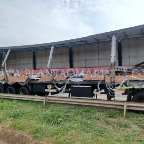 Fotos de Carga de bebidas cai de caminhão no Contorno Norte em Maringá